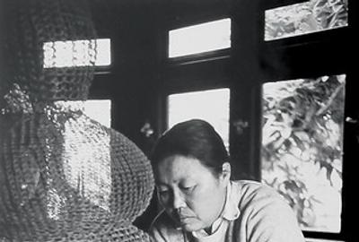 Ruth Asawa works on a crocheted-wire sculpture in her living room, ca. 1976. Photo by Allen Nomura.